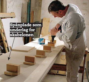 Glastag: En række solide klodser skrues fast langs den optegnede bue. Glastag: En række solide klodser skrues fast langs den optegnede bue.